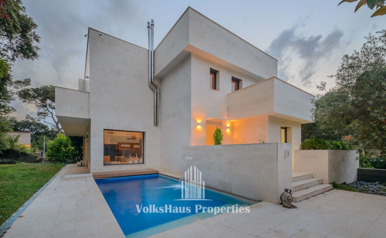 Коттедж в Сан-Кугат-дель-Вальес, Испания, 550 м² - фото 1