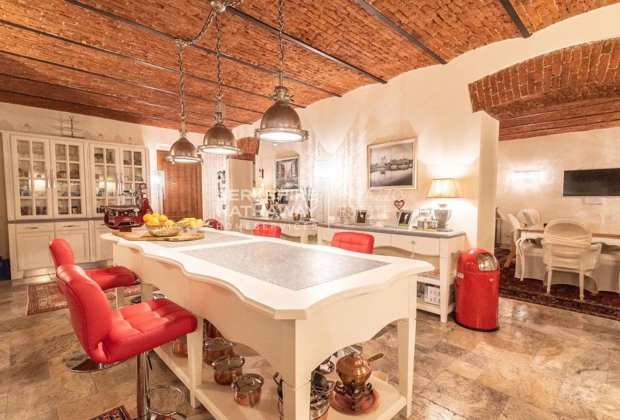 Особняк в Лезе, Италия, 1 180 м² - фото 9