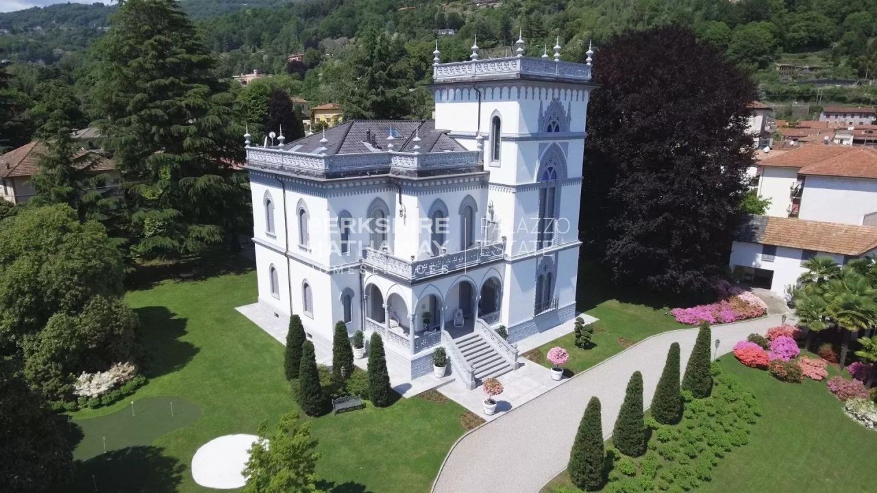 Особняк в Лезе, Италия, 1 180 м² - фото 1