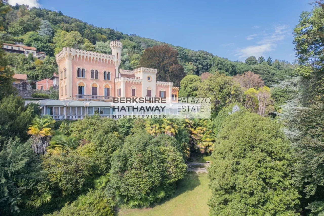 Замок в Лезе, Италия, 1 300 м² - фото 1