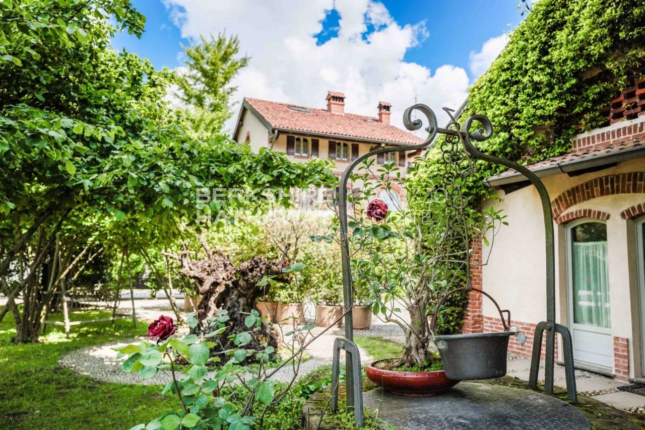 Поместье в Новаре, Италия, 1 700 м² - фото 2