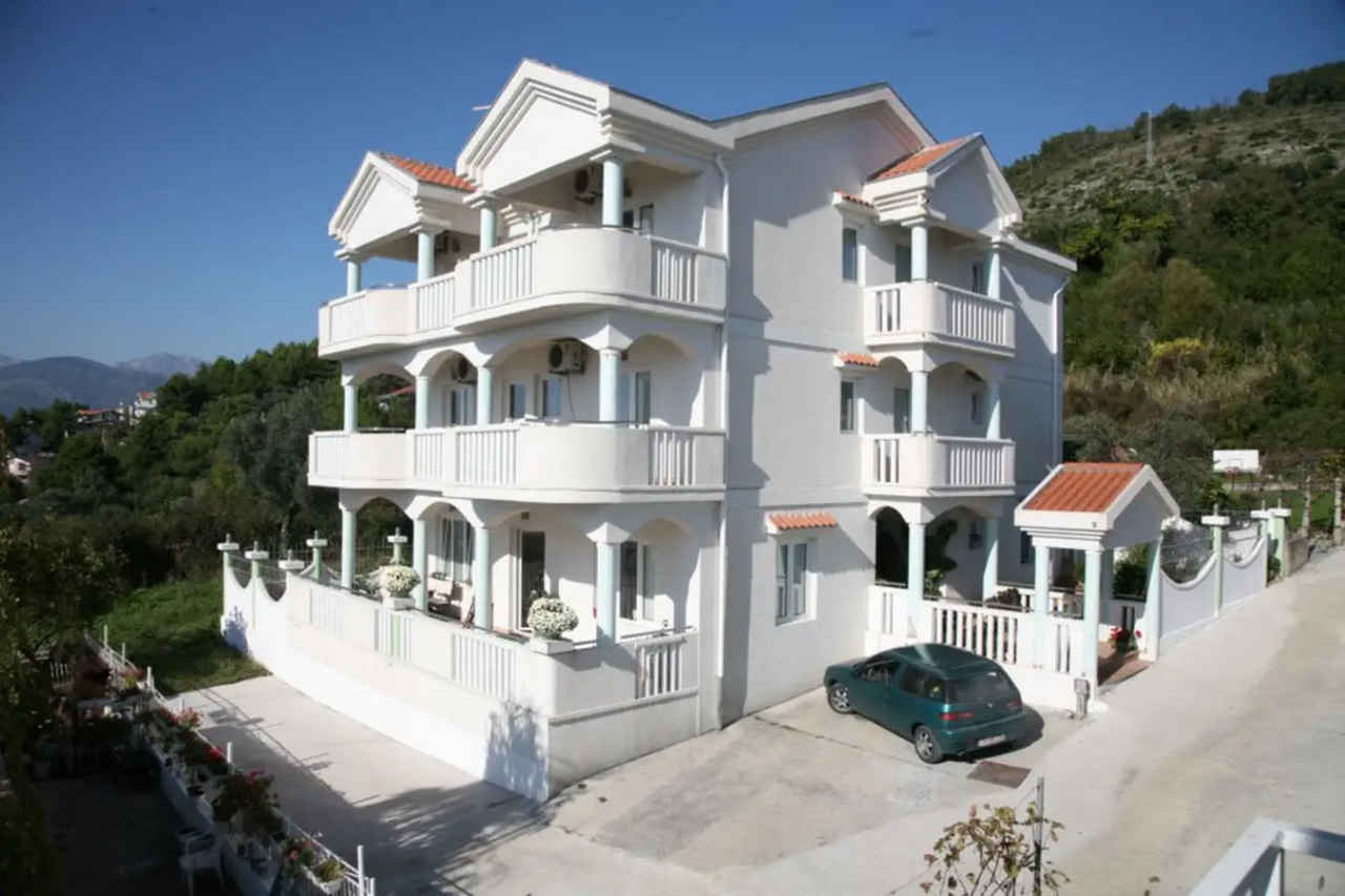 Отель, гостиница в Тивате, Черногория, 570 м² - фото 1