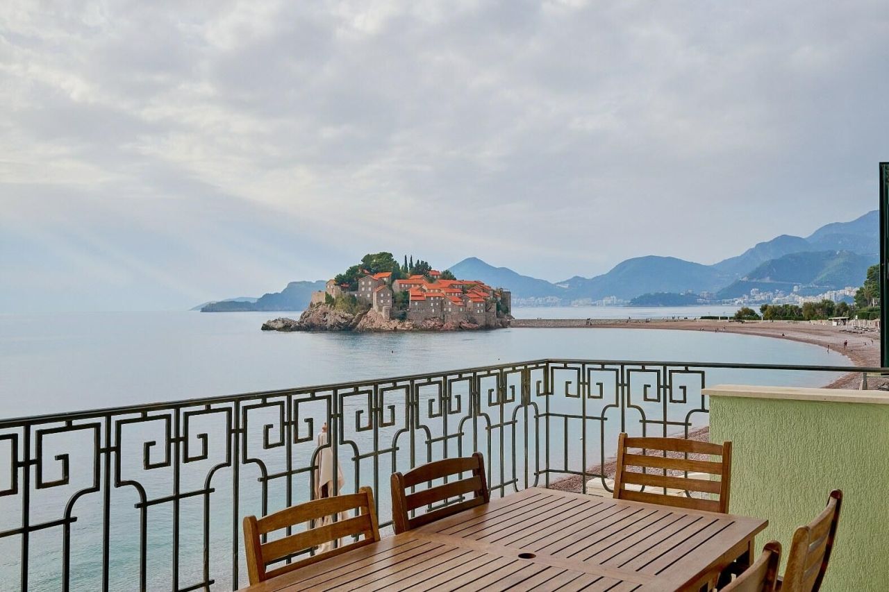Квартира в Святом Стефане, Черногория, 131 м² - фото 1