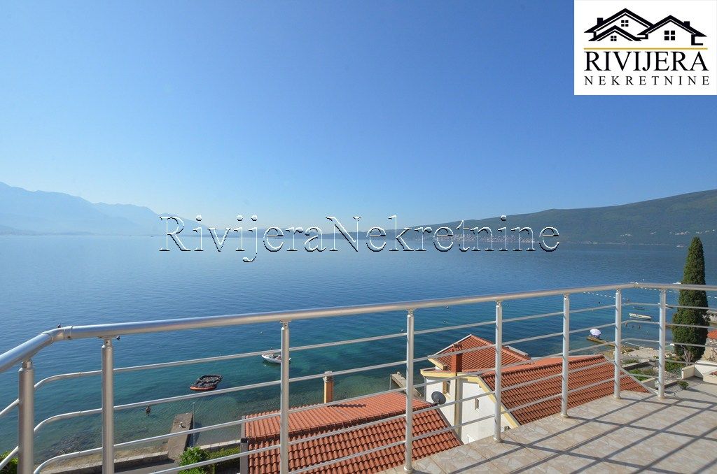 Квартира в Херцег-Нови, Черногория, 50 м² - фото 1