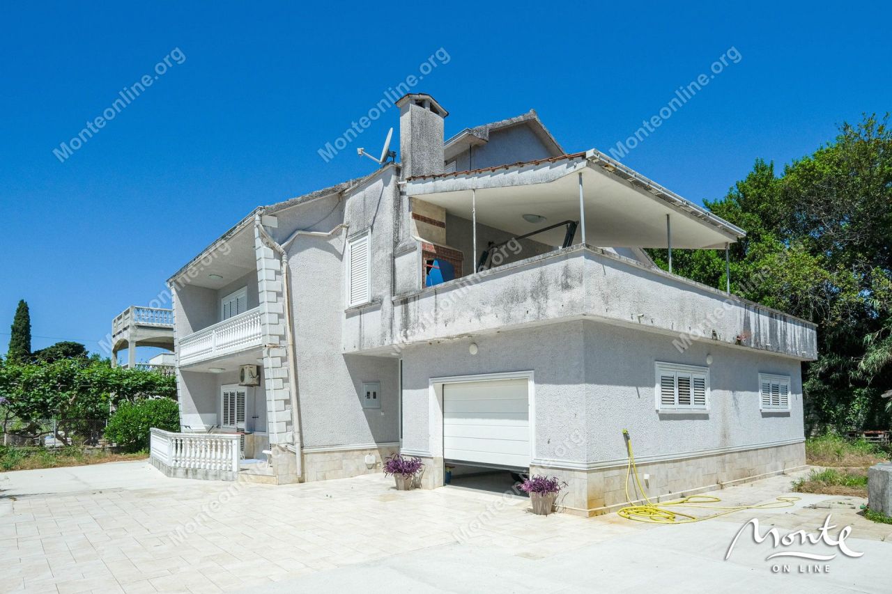Земля в Тивате, Черногория, 800 м² - фото 1