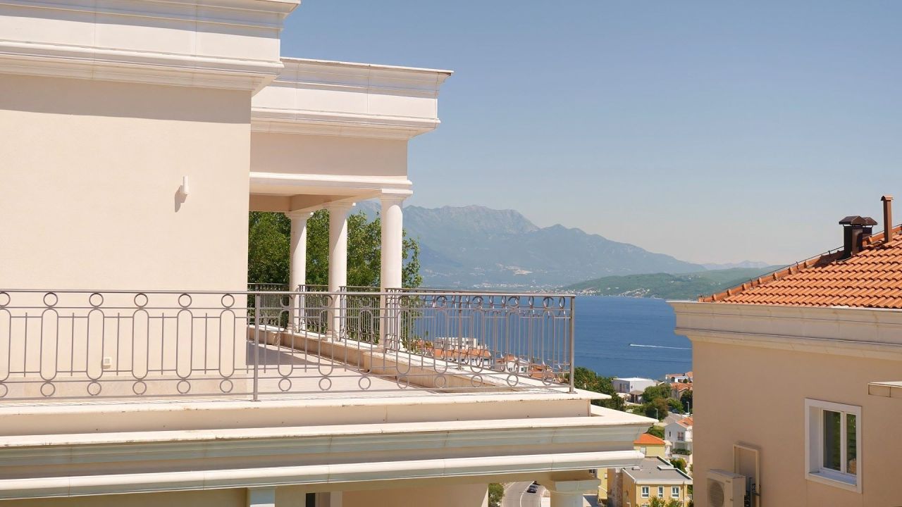 Квартира в Херцег-Нови, Черногория, 164.3 м² - фото 2