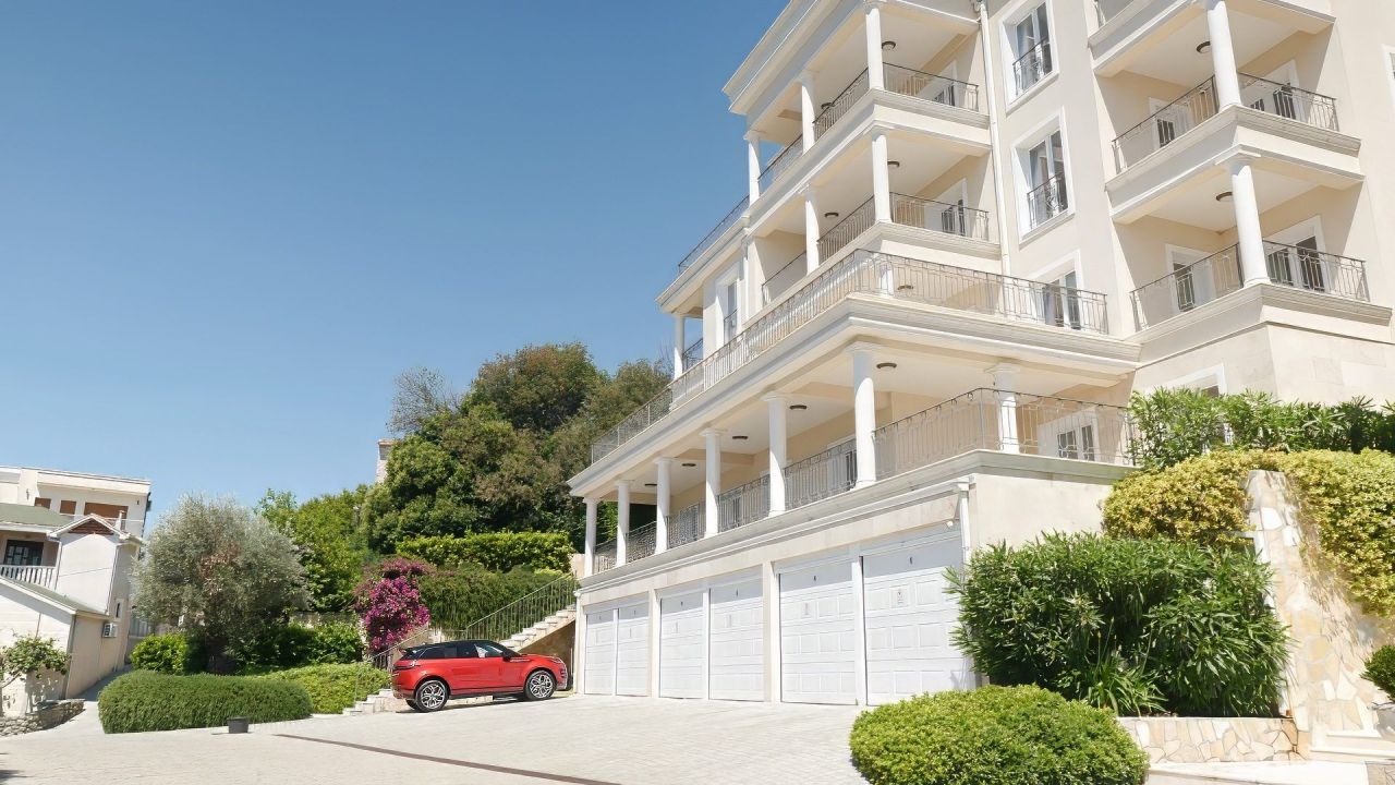 Квартира в Херцег-Нови, Черногория, 164.3 м² - фото 8