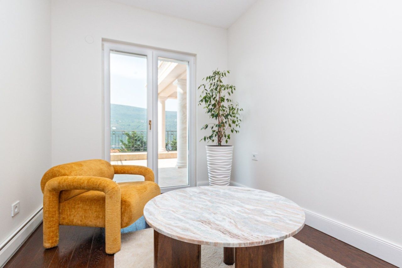 Квартира в Херцег-Нови, Черногория, 166.6 м² - фото 13