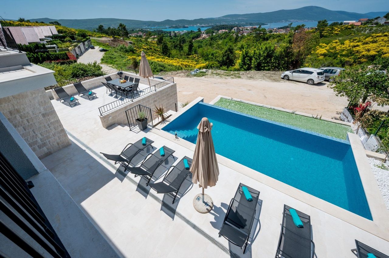 Вилла в Тивате, Черногория, 250 м² - фото 2