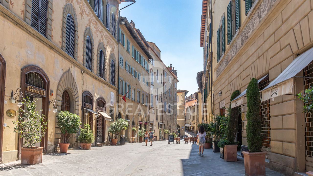 Апартаменты в Ареццо, Италия, 193.6 м² - фото 2