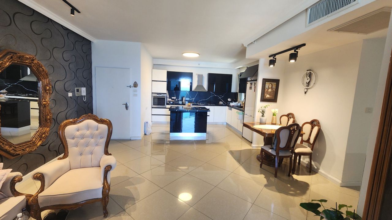 Квартира в Бат-Яме, Израиль, 120 м² - фото 1