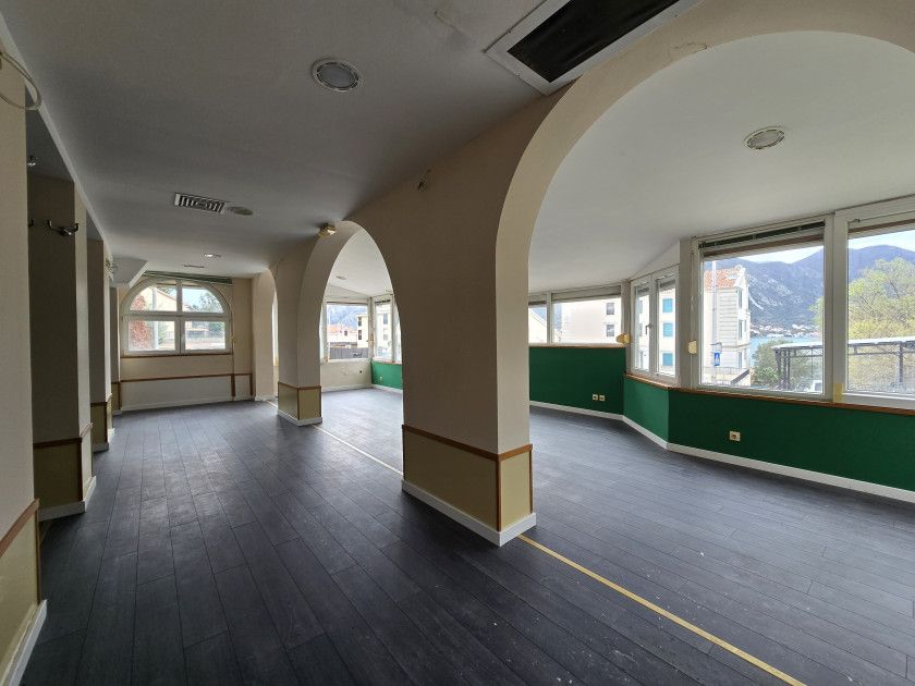 Офис в Доброте, Черногория, 268 м² - фото 2