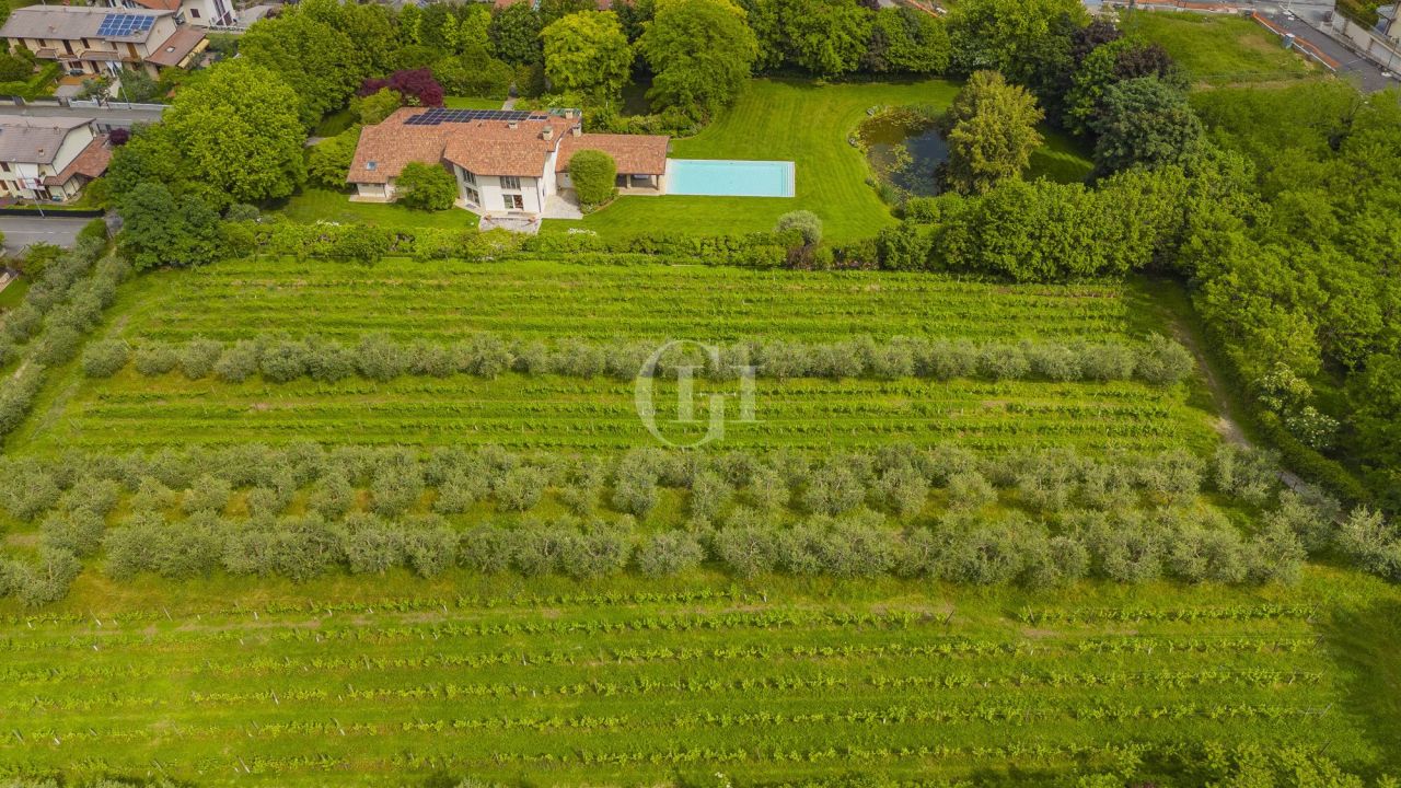 Вилла у озера Изео, Италия, 562 м² - фото 18