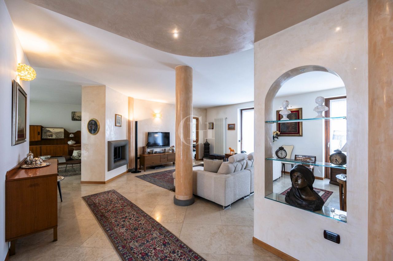 Вилла у озера Изео, Италия, 400 м² - фото 2