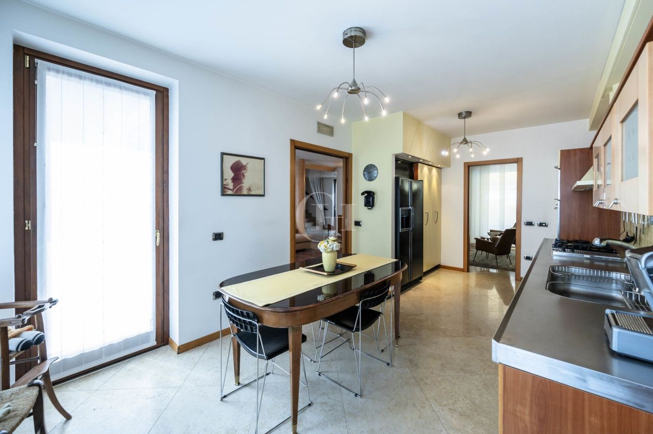 Вилла у озера Изео, Италия, 400 м² - фото 10