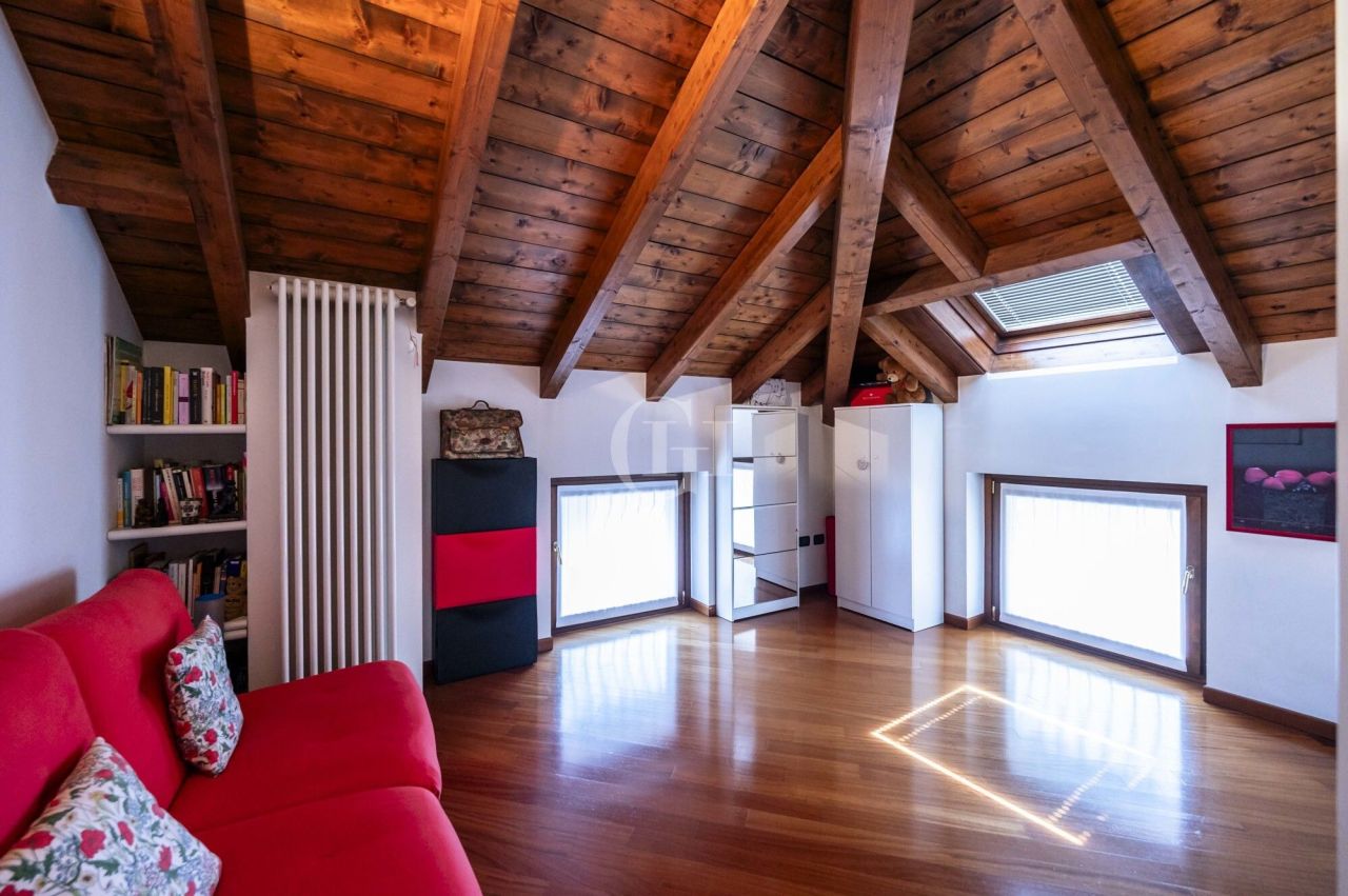 Вилла у озера Изео, Италия, 400 м² - фото 16