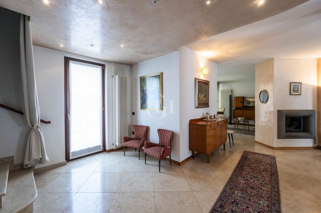 Вилла у озера Изео, Италия, 400 м² - фото 3