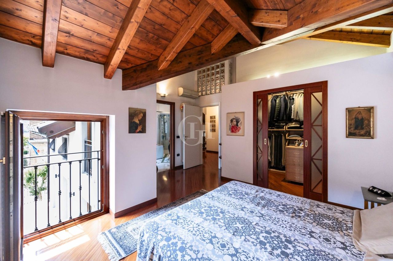 Вилла у озера Изео, Италия, 400 м² - фото 14