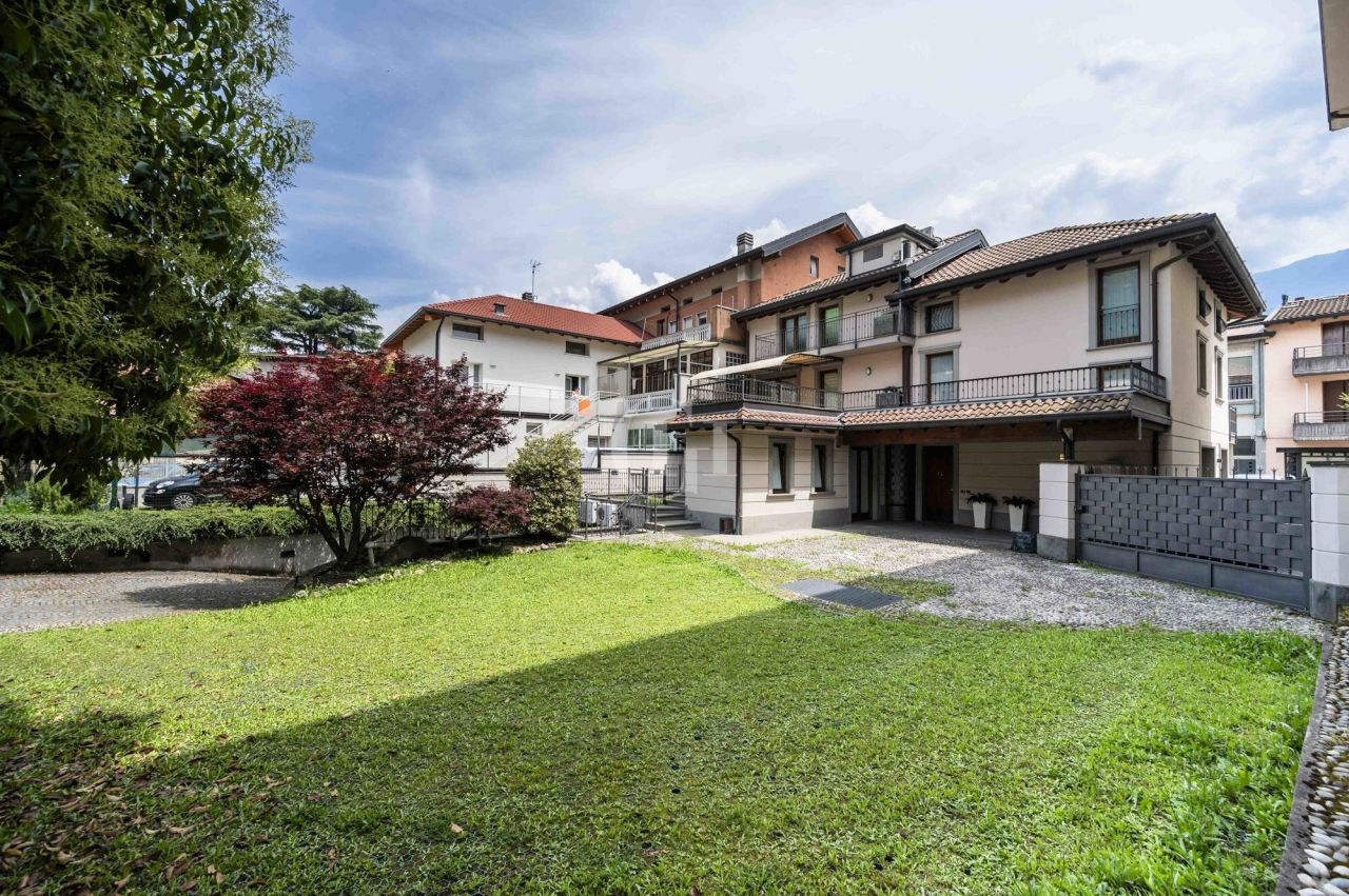 Вилла у озера Изео, Италия, 400 м² - фото 1
