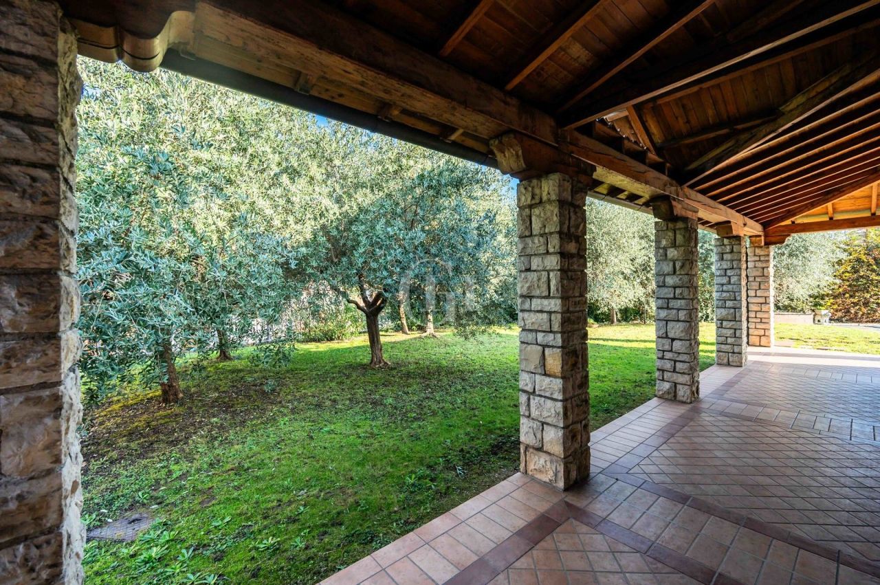 Вилла у озера Изео, Италия, 230 м² - фото 11