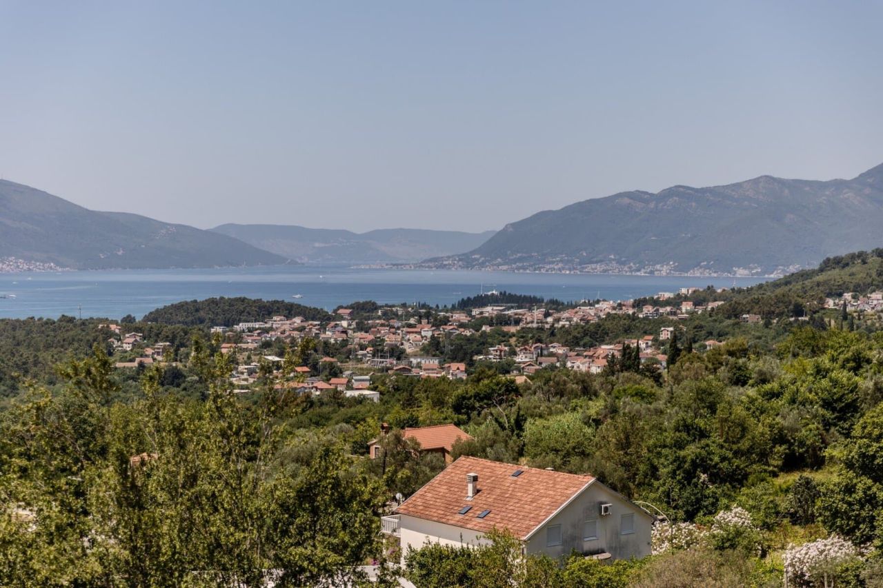 Дом в Тивате, Черногория, 140 м² - фото 1