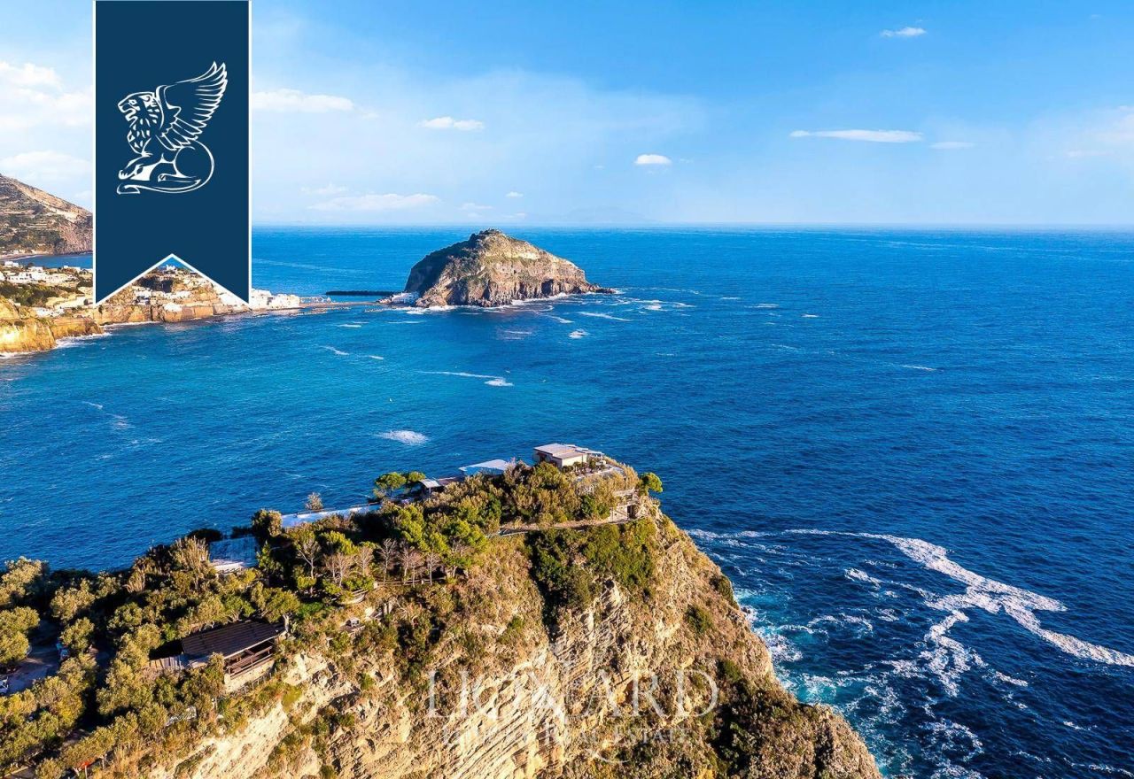 Отель, гостиница в Неаполе, Италия, 2 000 м² - фото 2