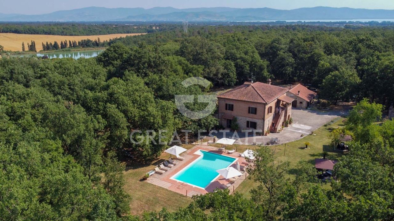 Дом в Кастильоне-дель-Лаго, Италия, 544 м² - фото 1