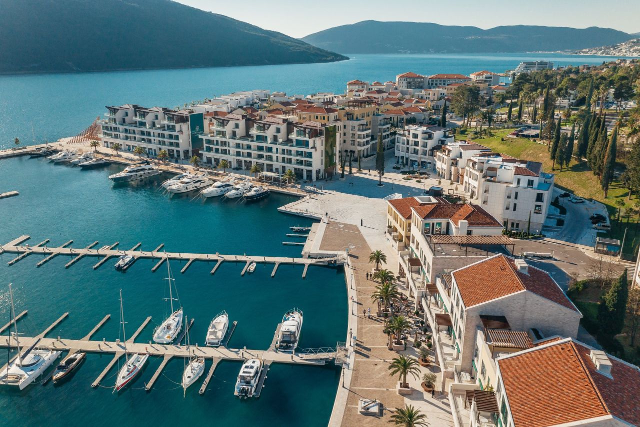 Апартаменты в Херцег-Нови, Черногория, 120 м² - фото 1