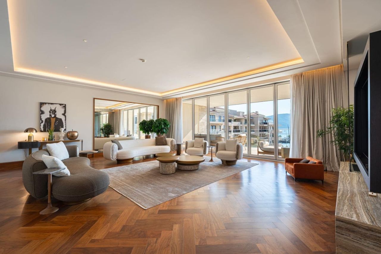 Апартаменты в Тивате, Черногория, 350 м² - фото 1