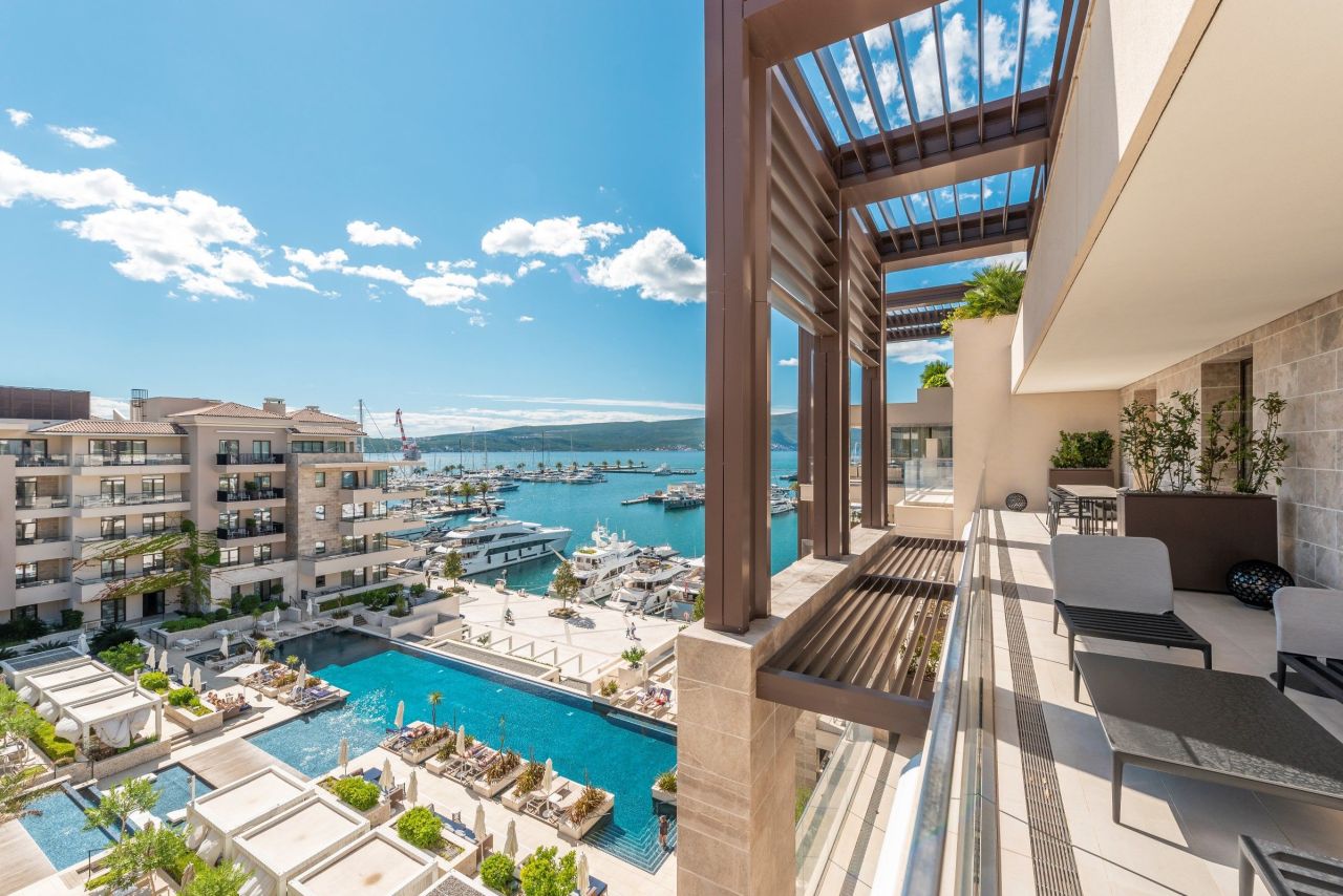 Апартаменты в Тивате, Черногория, 334 м² - фото 1