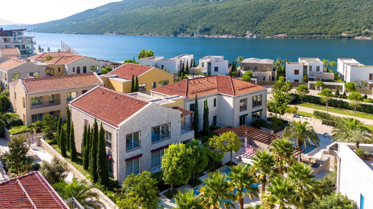 Апартаменты в Херцег-Нови, Черногория, 188 м² - фото 1