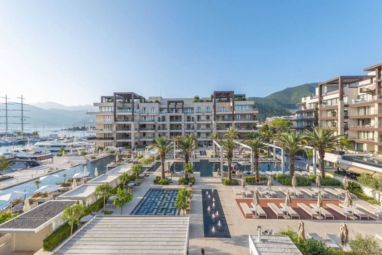Апартаменты в Тивате, Черногория, 228 м² - фото 1