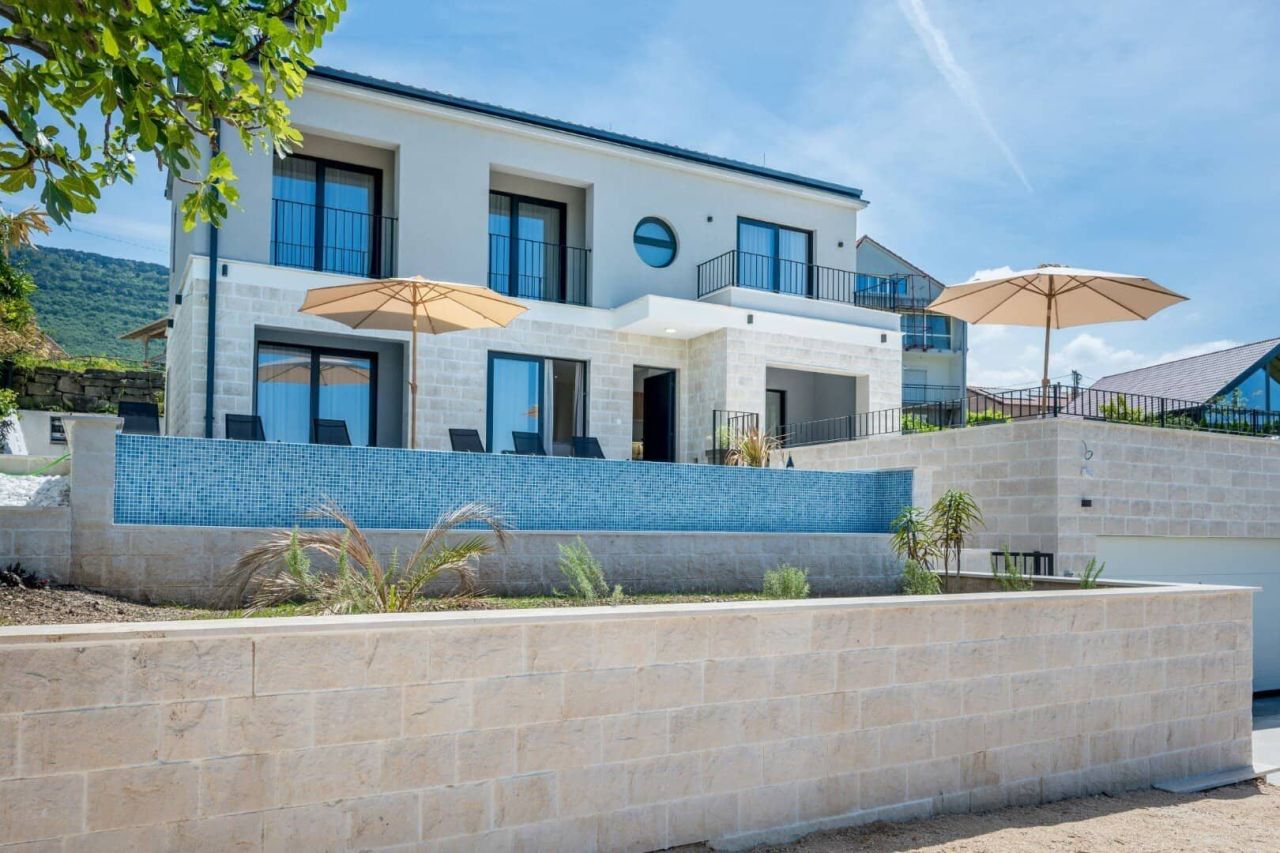 Дом в Тивате, Черногория, 250 м² - фото 2