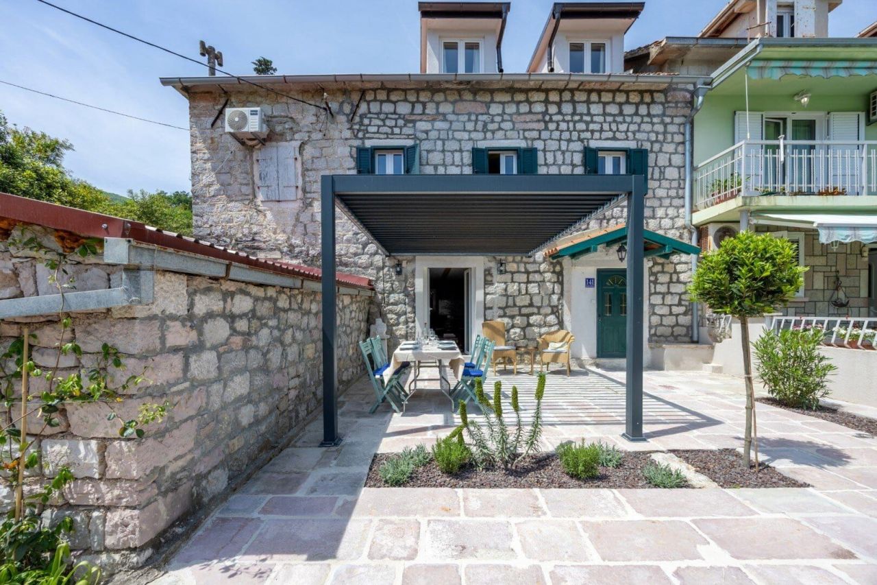 Дом в Херцег-Нови, Черногория, 92 м² - фото 1