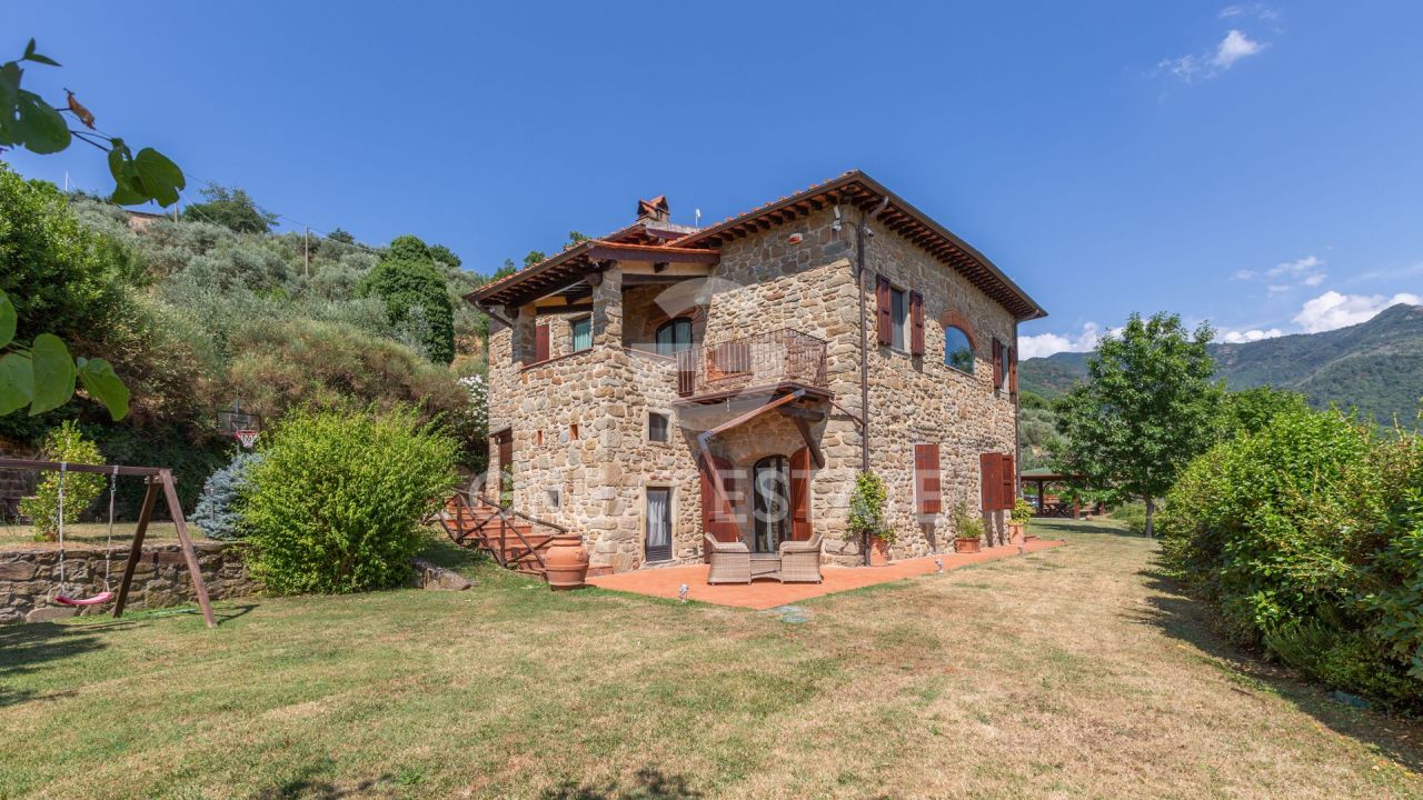 Дом в Реджелло, Италия, 393.25 м² - фото 1