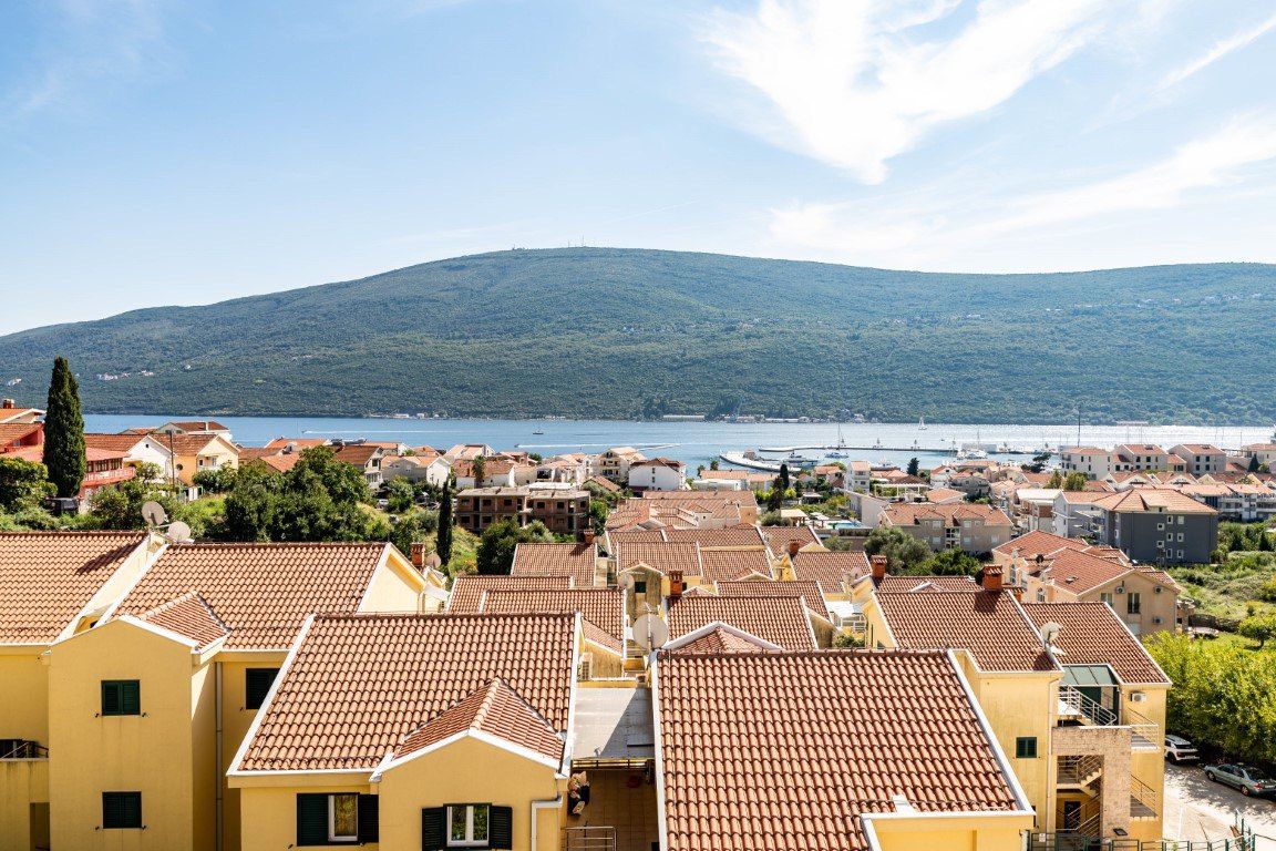 Квартира в Херцег-Нови, Черногория, 69.5 м² - фото 1