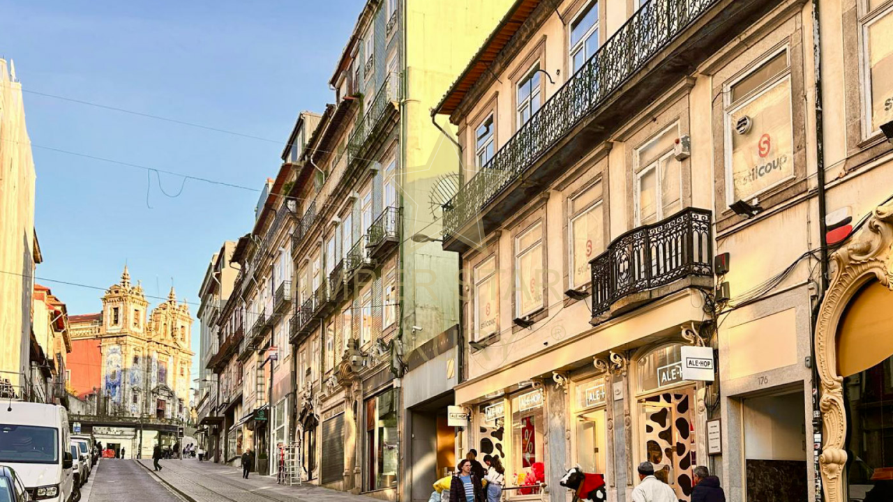 Дом под реконструкцию в Порту, Португалия, 855 м² - фото 2