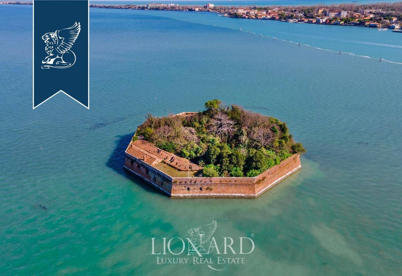 Вилла в Венеции, Италия, 2 400 м² - фото 1