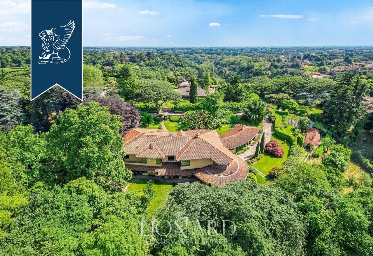 Вилла в Карате-Брианце, Италия, 800 м² - фото 1