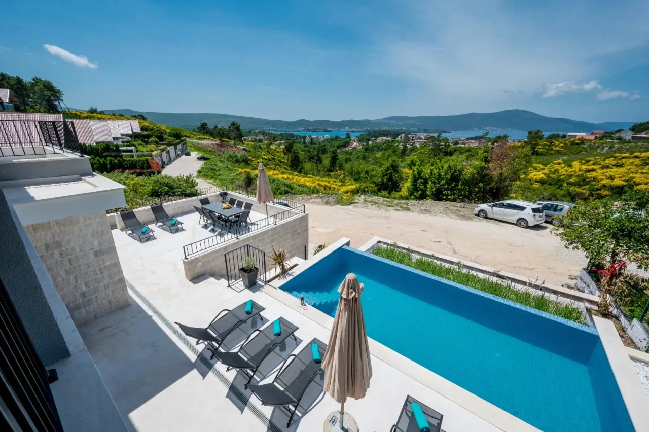 Вилла в Тивате, Черногория, 250 м² - фото 1