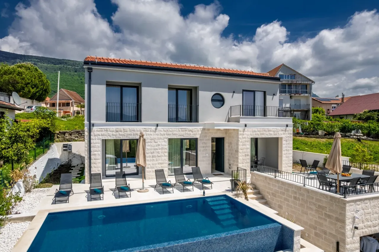 Вилла в Тивате, Черногория, 250 м² - фото 2