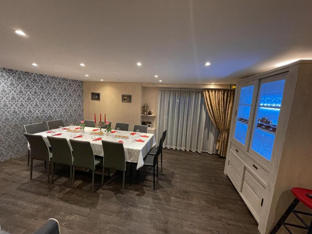 Отель, гостиница в Бургундии, Франция, 350 м² - фото 1