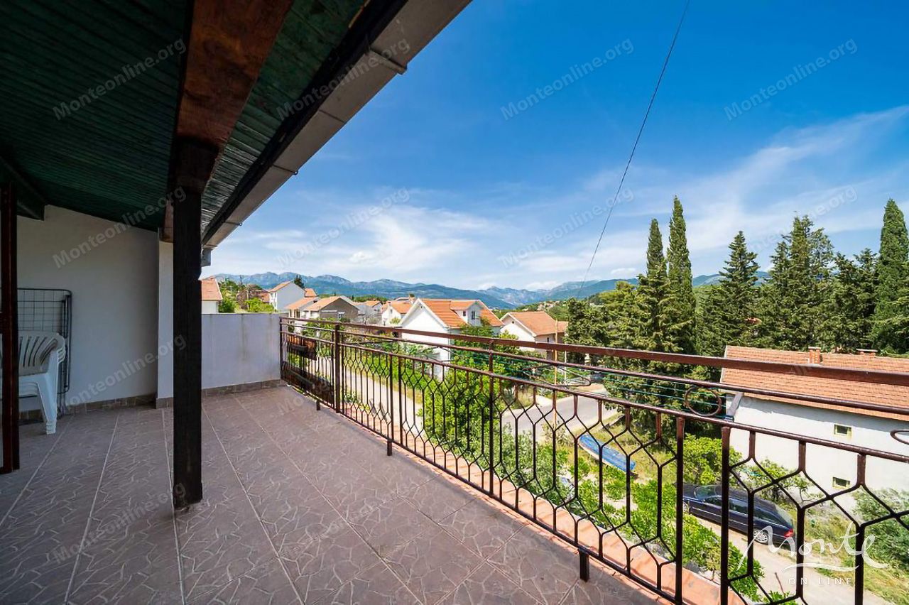 Дом в Тивате, Черногория, 250 м² - фото 1