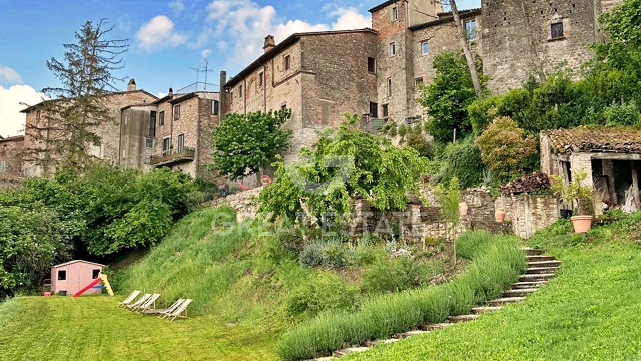 Дом в Тоди, Италия, 653 м² - фото 1