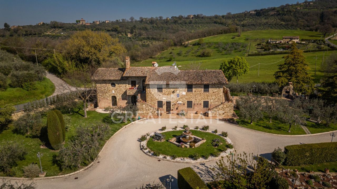 Дом в Ассизи, Италия, 551.5 м² - фото 2