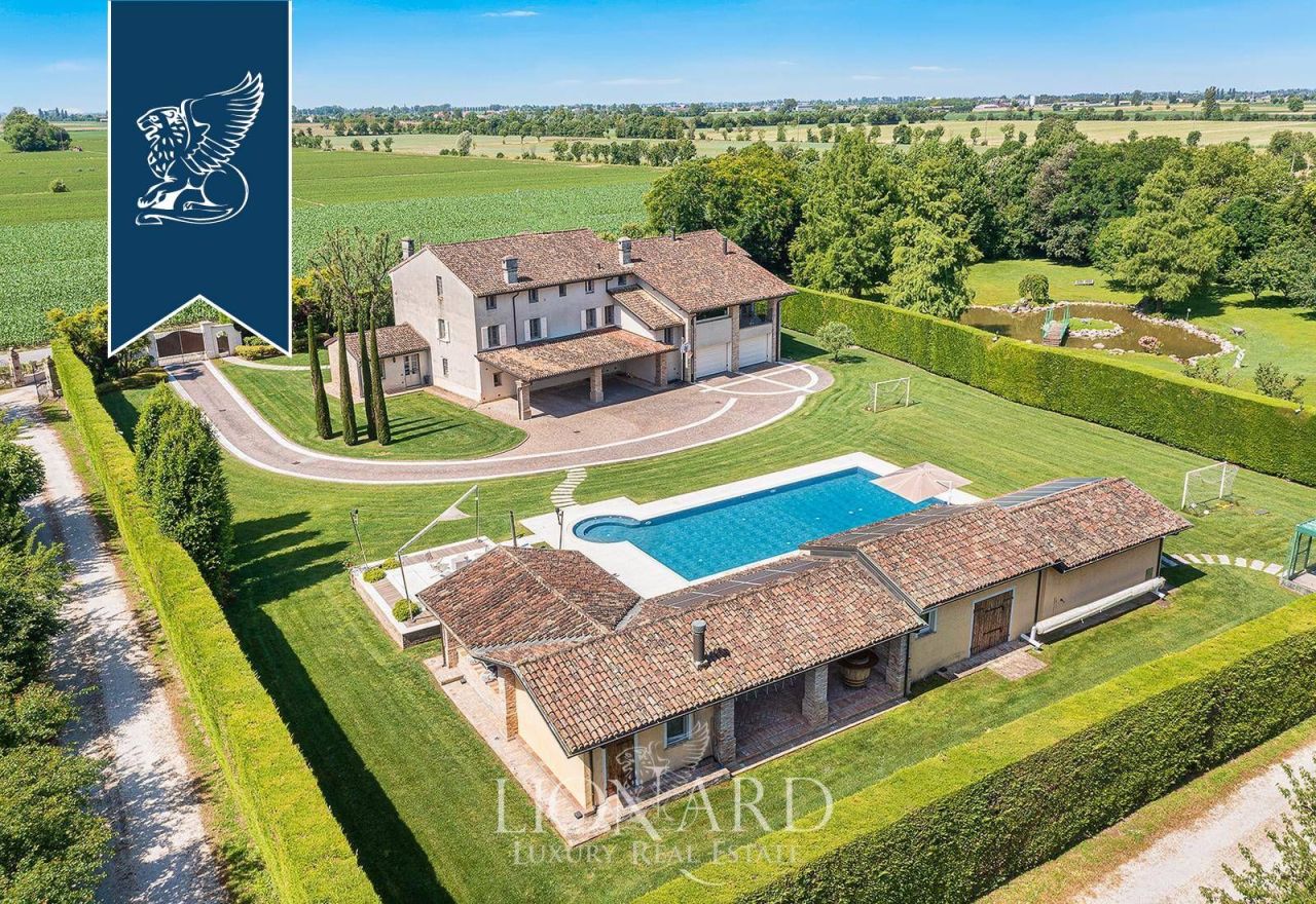 Вилла в Мантуе, Италия, 1 000 м² - фото 1