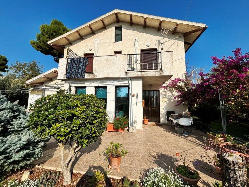 Дом в Читта-Сант-Анджело, Италия, 110 м² - фото 1