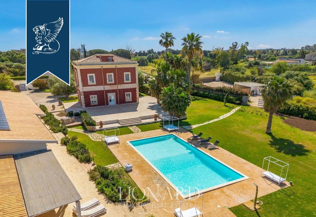 Вилла в Сиракузах, Италия, 858 м² - фото 1