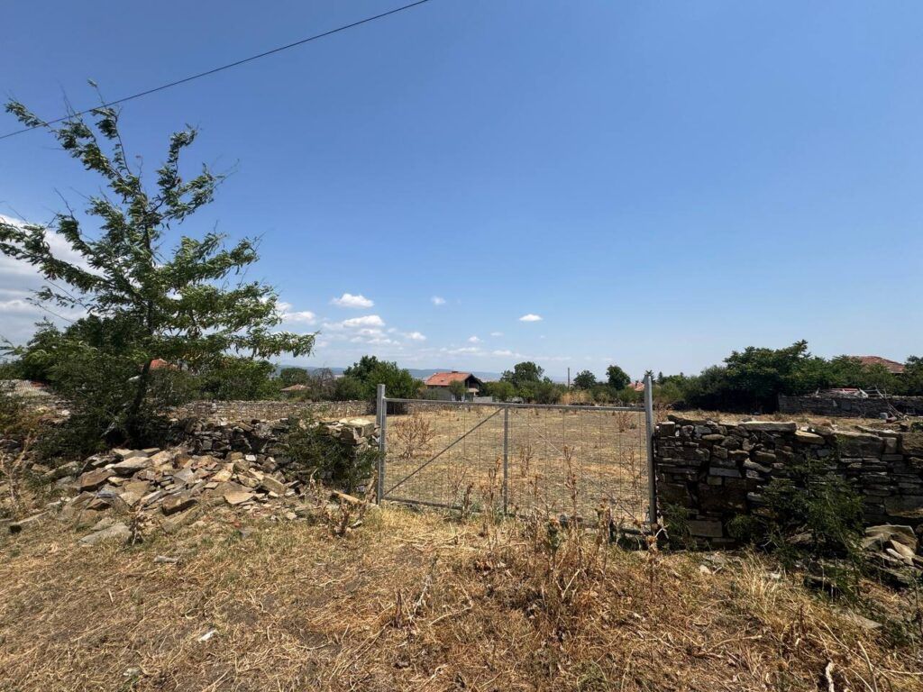 Земля Искра, Болгария, 1 300 м² - фото 1