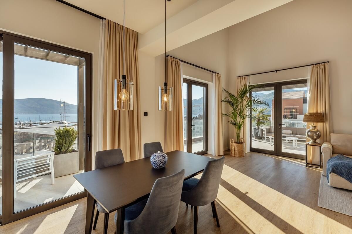 Квартира в Тивате, Черногория, 110 м² - фото 1